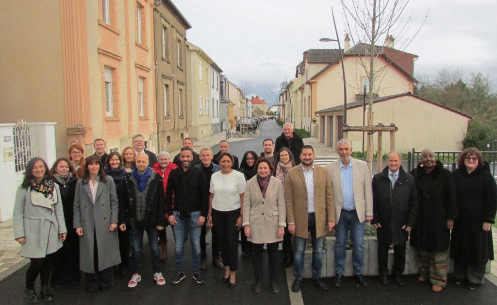 photo du Renouveau Yussois dans la rue Anatole France